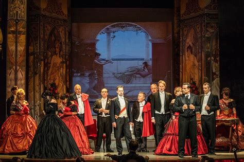  La Traviata - Tristna historia miłosci przeplatana wirtuozowskimi ariami