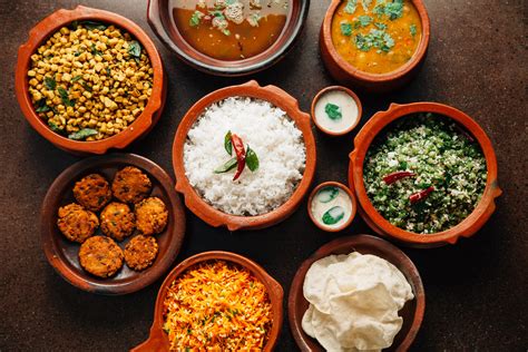 How to Eat Indian Food with Naan: A Culinary Journey Through Flavors and Traditions